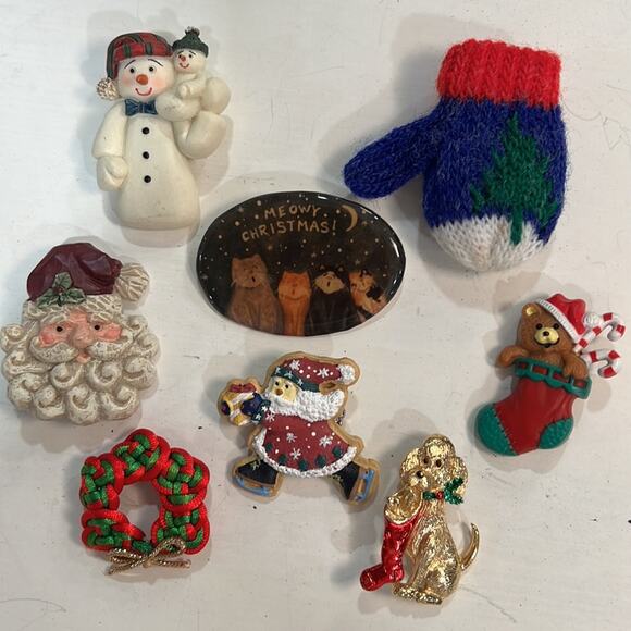 Brooches Winter Christmas Theme Vintage Pins Wreath Snowman Santa Dog Stocking - Picture 1 of 12